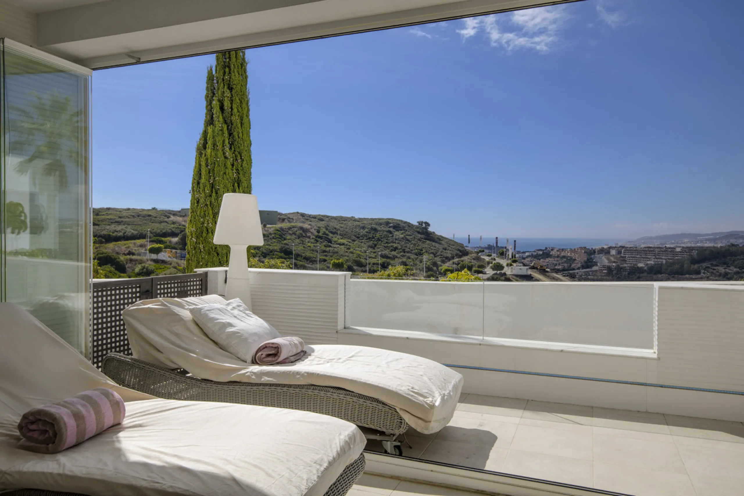 Set in an elevated position within the exclusive Finca Cortesin resort, this exceptional 2 bedroom, 2 bathroom ground-floor apartment epitomises contemporary luxury and refined Mediterranean living.