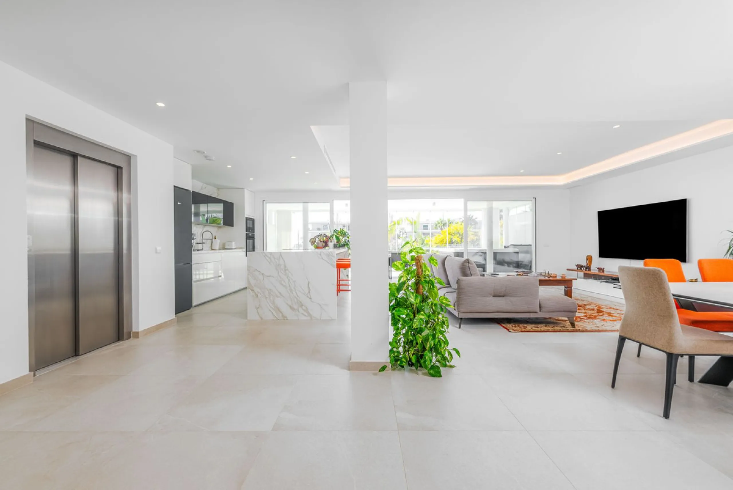 Apartment - Middle Floor Apartment в продаже в Benalmadena, Málaga. В доме 2 спален и 2 ванных комнат. Площадь дома 266 м²
