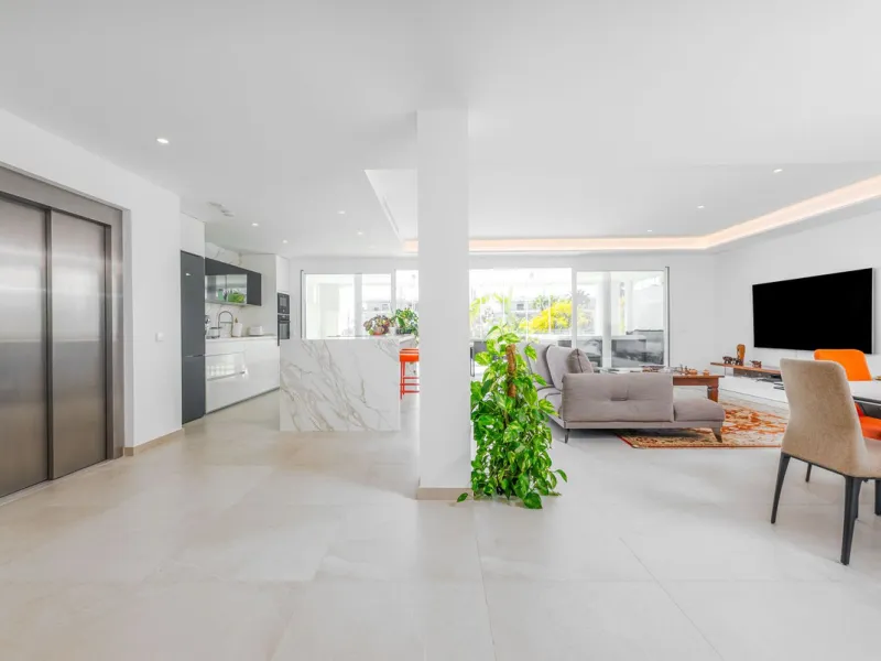 Apartment - Middle Floor Apartment в продаже в Benalmadena, Málaga. В доме 2 спален и 2 ванных комнат. Площадь дома 266 м²