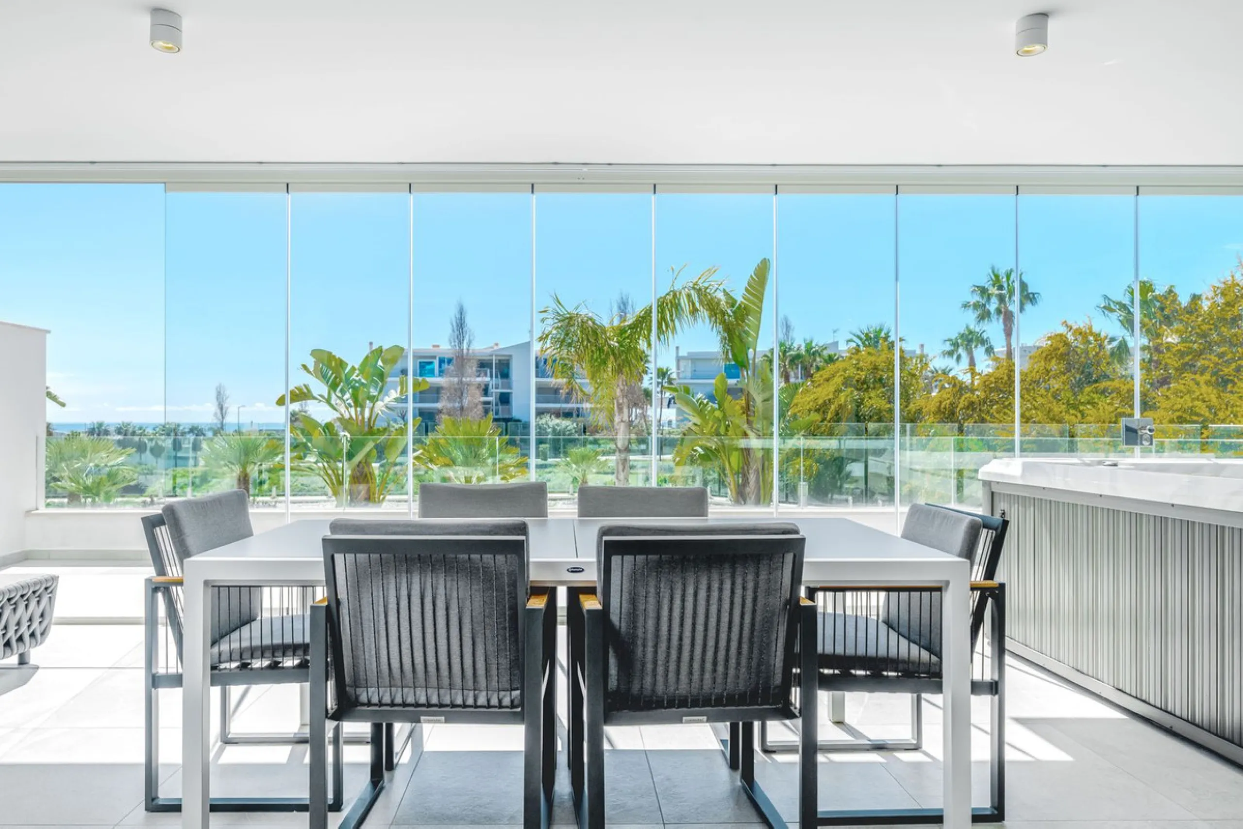 Apartment - Middle Floor Apartment в продаже в Benalmadena, Málaga. В доме 2 спален и 2 ванных комнат. Площадь дома 266 м²