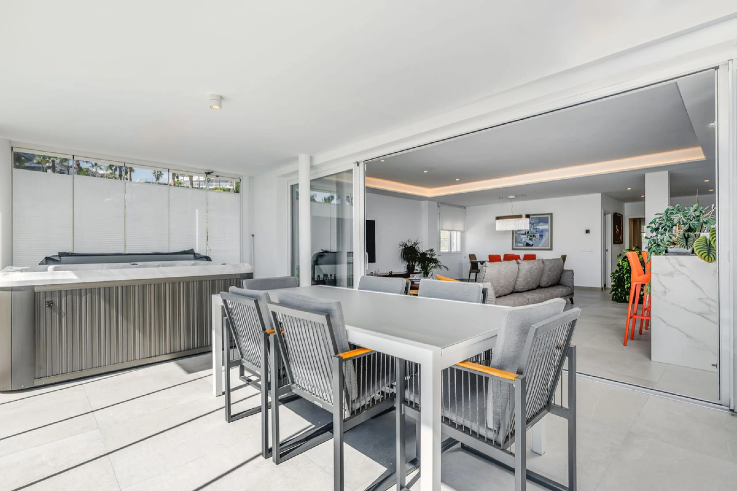 Apartment - Middle Floor Apartment в продаже в Benalmadena, Málaga. В доме 2 спален и 2 ванных комнат. Площадь дома 266 м²