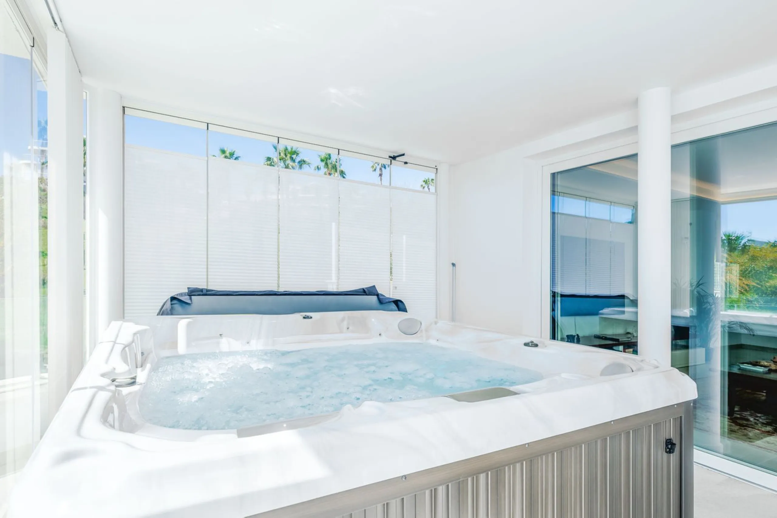 Apartment - Middle Floor Apartment в продаже в Benalmadena, Málaga. В доме 2 спален и 2 ванных комнат. Площадь дома 266 м²