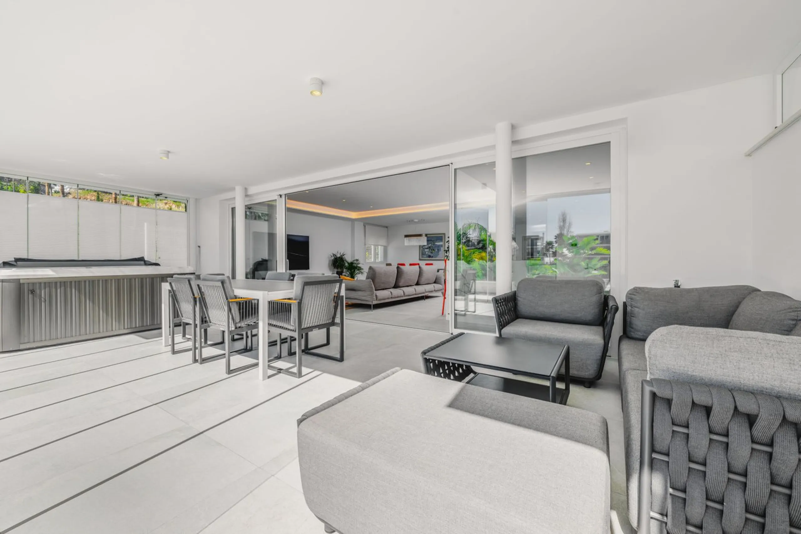Apartment - Middle Floor Apartment в продаже в Benalmadena, Málaga. В доме 2 спален и 2 ванных комнат. Площадь дома 266 м²
