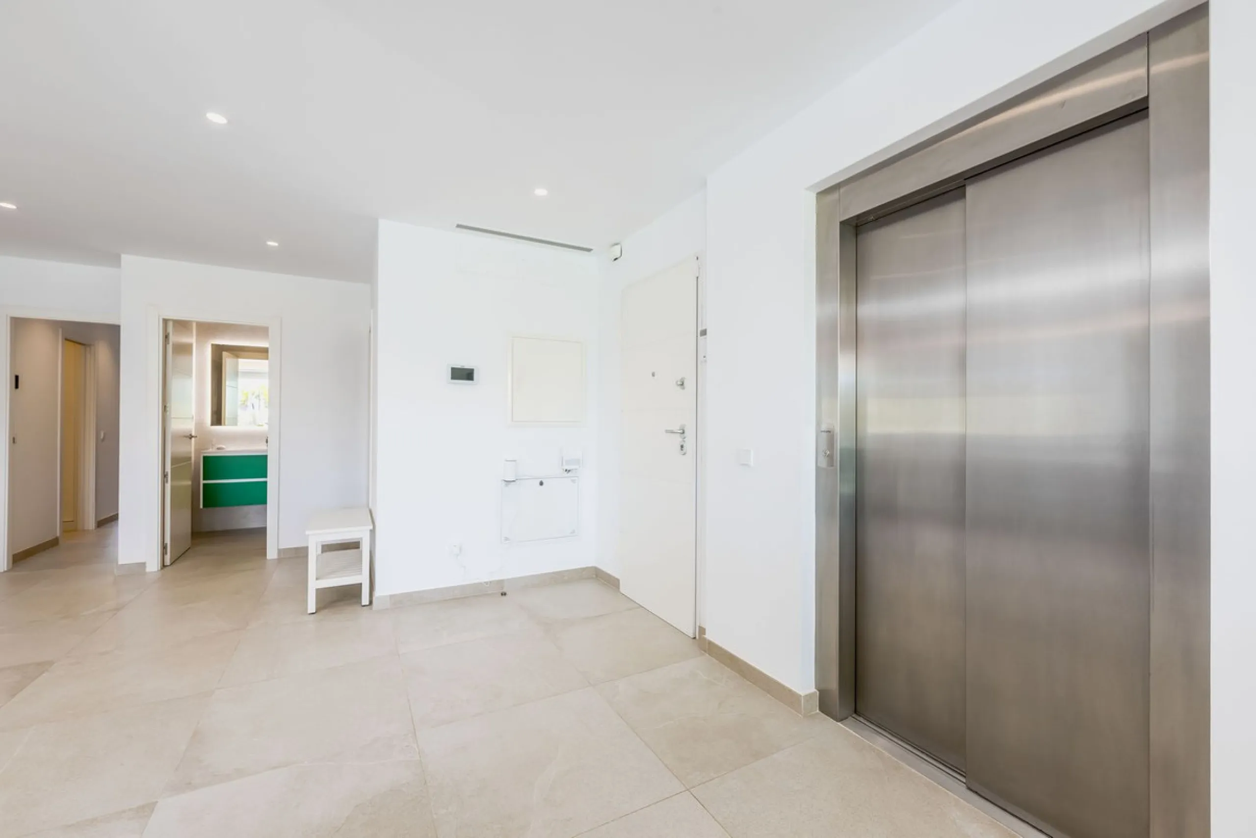 Apartment - Middle Floor Apartment в продаже в Benalmadena, Málaga. В доме 2 спален и 2 ванных комнат. Площадь дома 266 м²