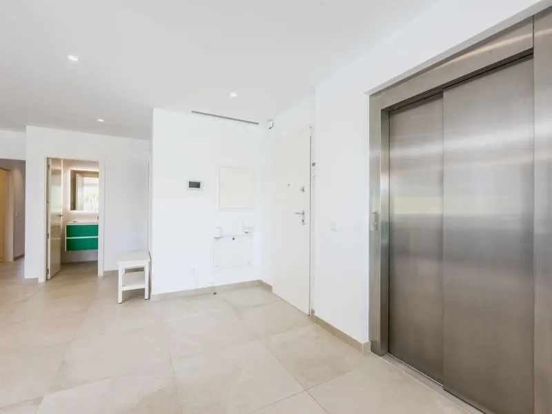 Apartment - Middle Floor Apartment в продаже в Benalmadena, Málaga. В доме 2 спален и 2 ванных комнат. Площадь дома 266 м²