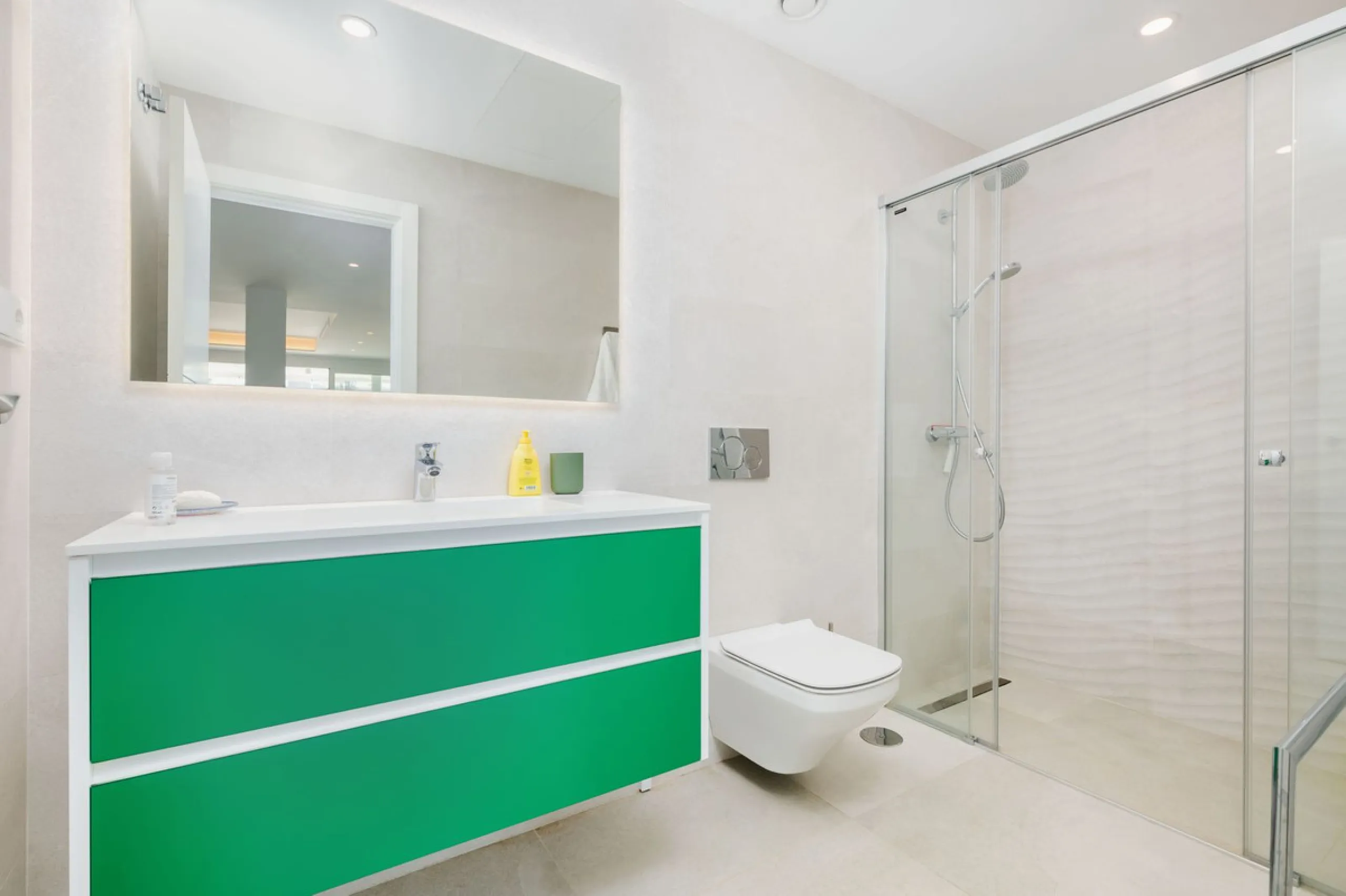 Apartment - Middle Floor Apartment в продаже в Benalmadena, Málaga. В доме 2 спален и 2 ванных комнат. Площадь дома 266 м²