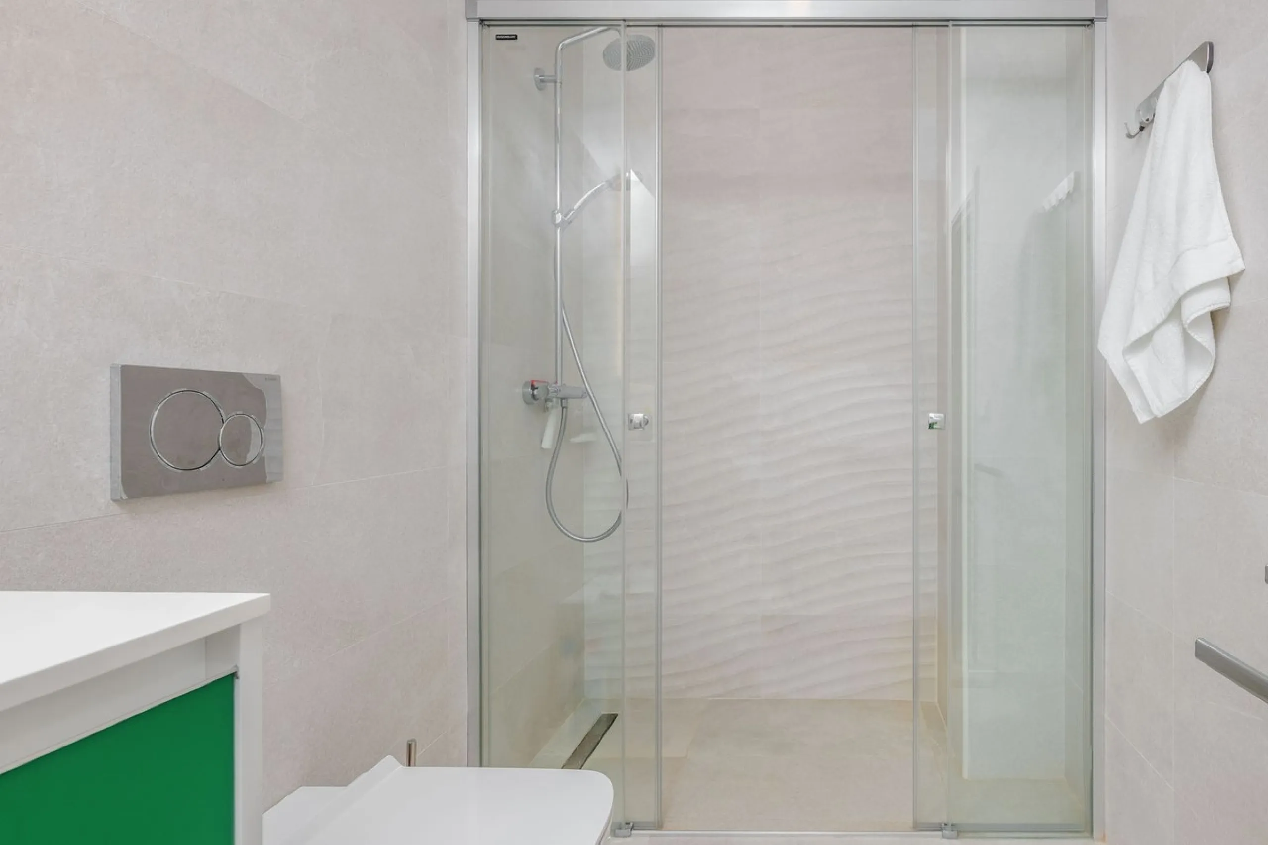 Apartment - Middle Floor Apartment в продаже в Benalmadena, Málaga. В доме 2 спален и 2 ванных комнат. Площадь дома 266 м²
