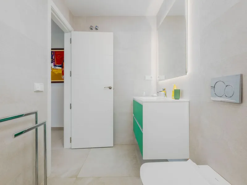 Apartment - Middle Floor Apartment в продаже в Benalmadena, Málaga. В доме 2 спален и 2 ванных комнат. Площадь дома 266 м²