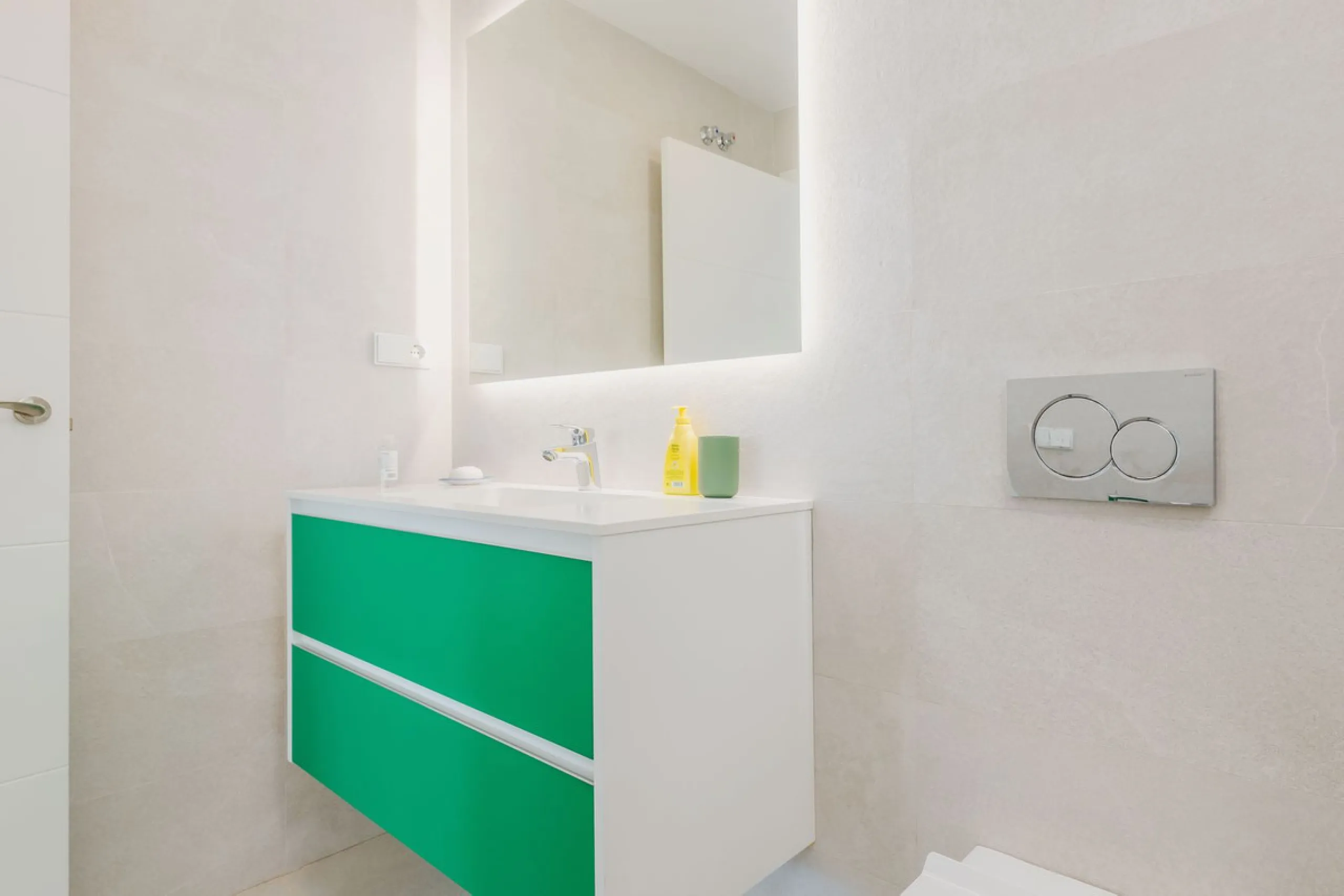 Apartment - Middle Floor Apartment в продаже в Benalmadena, Málaga. В доме 2 спален и 2 ванных комнат. Площадь дома 266 м²