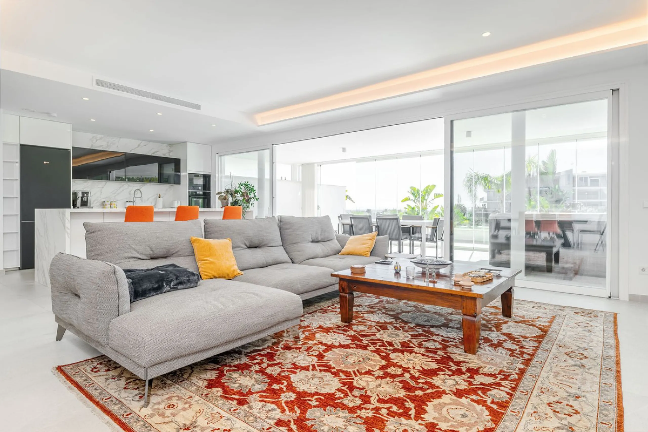 Apartment - Middle Floor Apartment в продаже в Benalmadena, Málaga. В доме 2 спален и 2 ванных комнат. Площадь дома 266 м²