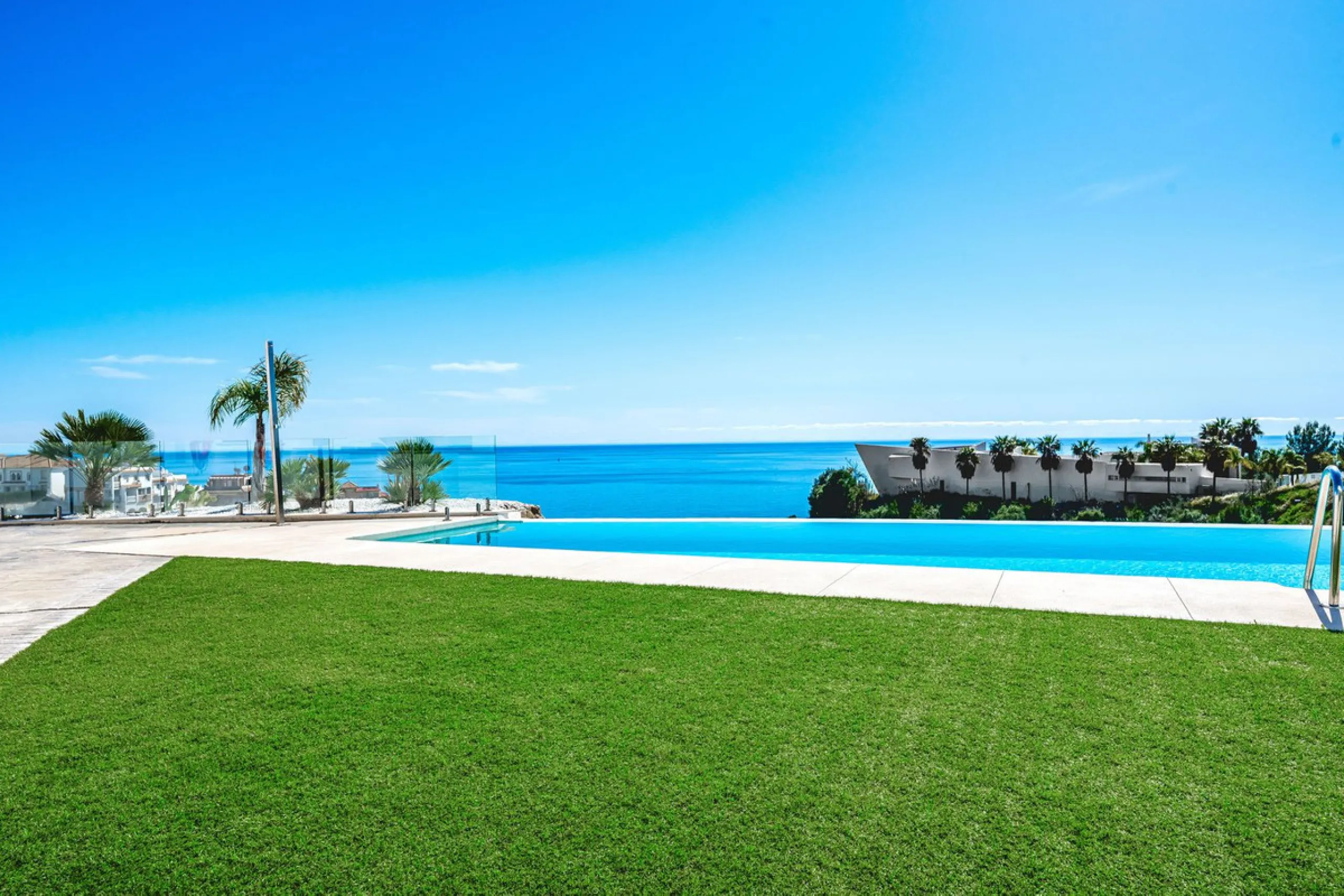 Apartment - Middle Floor Apartment в продаже в Benalmadena, Málaga. В доме 2 спален и 2 ванных комнат. Площадь дома 266 м²