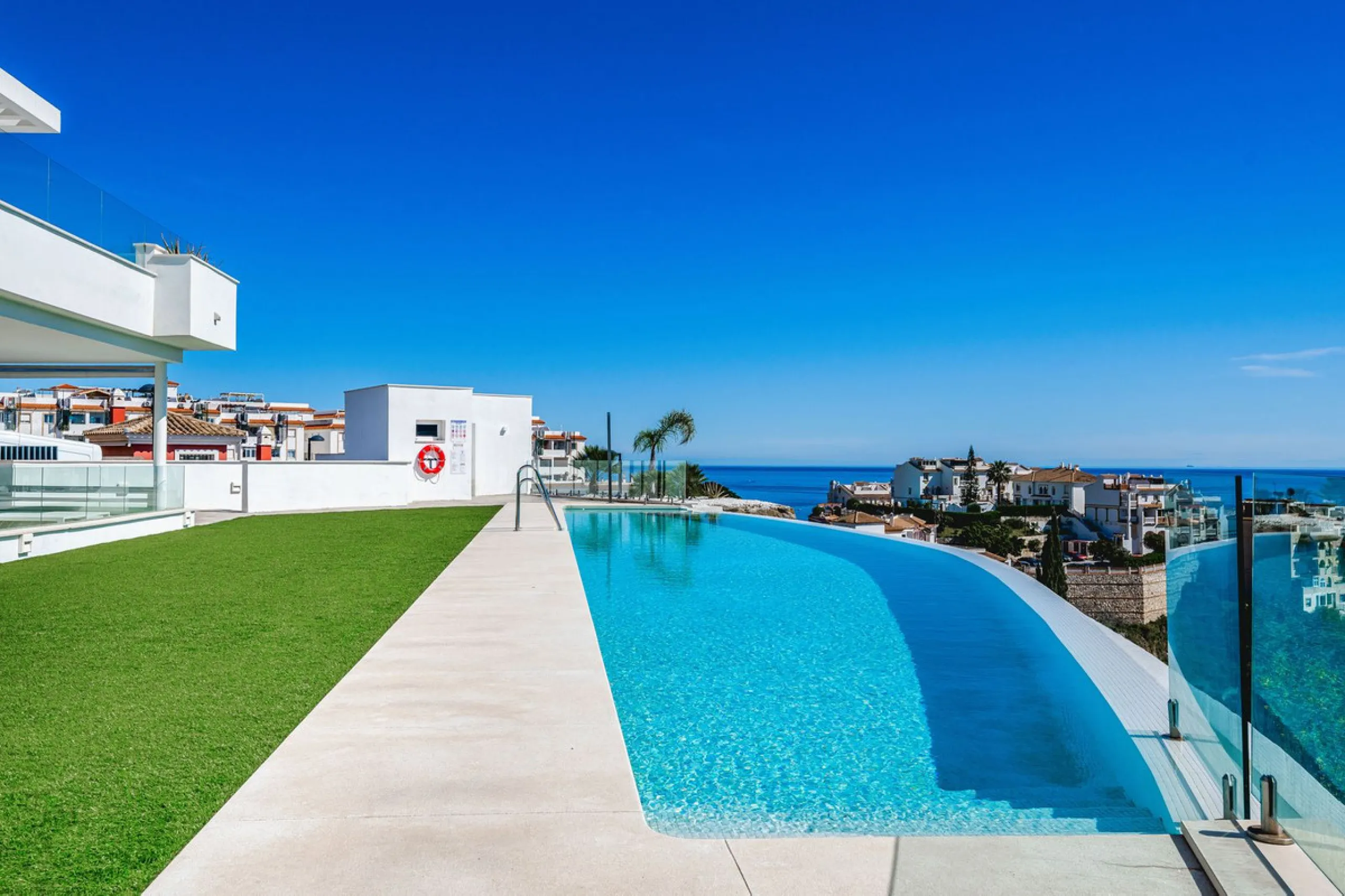 Apartment - Middle Floor Apartment в продаже в Benalmadena, Málaga. В доме 2 спален и 2 ванных комнат. Площадь дома 266 м²