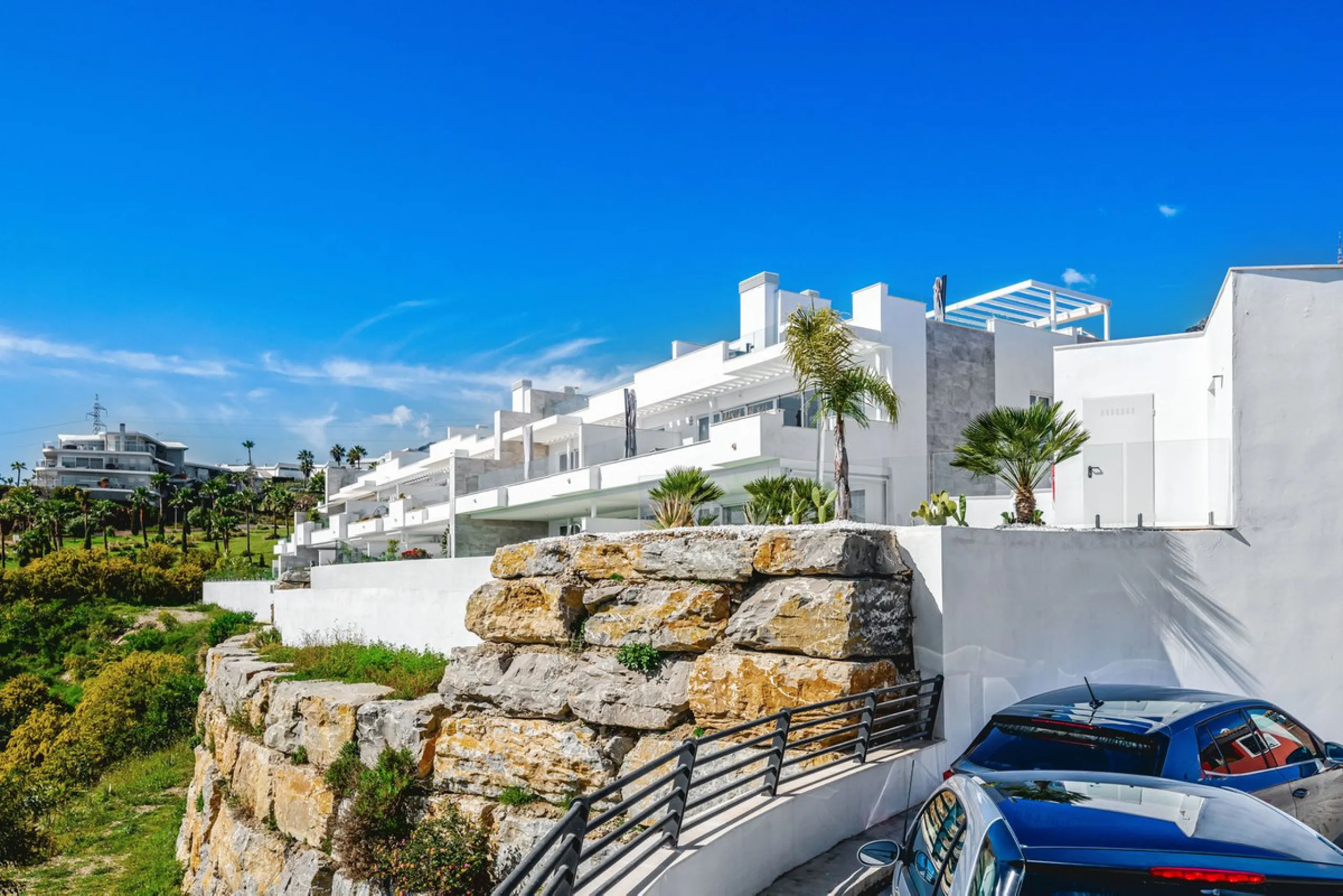 Apartment - Middle Floor Apartment в продаже в Benalmadena, Málaga. В доме 2 спален и 2 ванных комнат. Площадь дома 266 м²