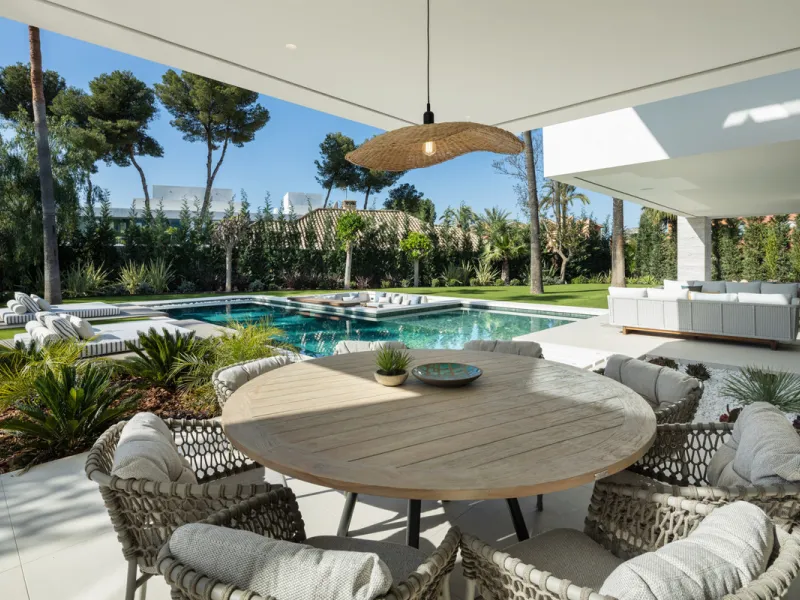 Nestled in the prestigious area of Atalaya de Rio Verde, Nueva Andalucia, Marbella, this luxury villa epitomises elegance and modern living. Boasting an expansive built area of 843m², complemented by a 314m² terrace and set on a generous 1,107m² plot, thi
