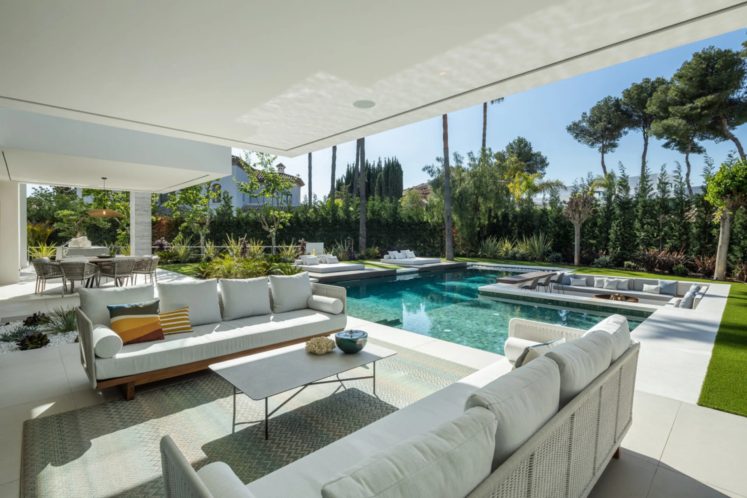 Nestled in the prestigious area of Atalaya de Rio Verde, Nueva Andalucia, Marbella, this luxury villa epitomises elegance and modern living. Boasting an expansive built area of 843m², complemented by a 314m² terrace and set on a generous 1,107m² plot, thi