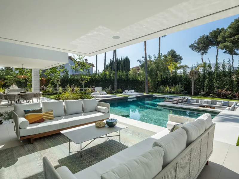 Nestled in the prestigious area of Atalaya de Rio Verde, Nueva Andalucia, Marbella, this luxury villa epitomises elegance and modern living. Boasting an expansive built area of 843m², complemented by a 314m² terrace and set on a generous 1,107m² plot, thi