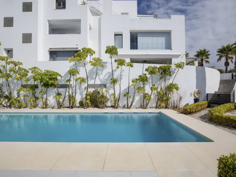 Set in an elevated position within the exclusive Finca Cortesin resort, this exceptional 2 bedroom, 2 bathroom ground-floor apartment epitomises contemporary luxury and refined Mediterranean living.