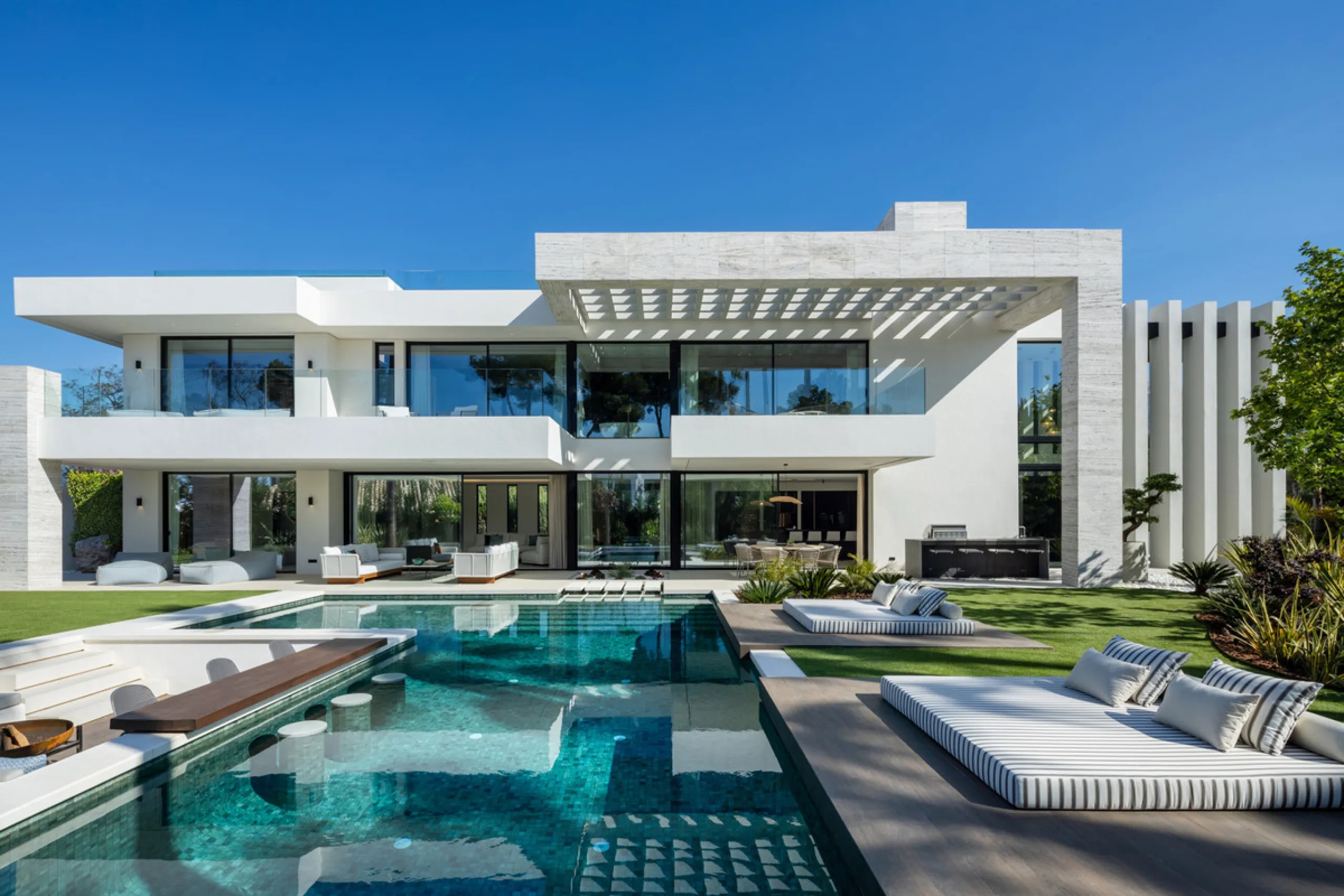 Nestled in the prestigious area of Atalaya de Rio Verde, Nueva Andalucia, Marbella, this luxury villa epitomises elegance and modern living. Boasting an expansive built area of 843m², complemented by a 314m² terrace and set on a generous 1,107m² plot, thi
