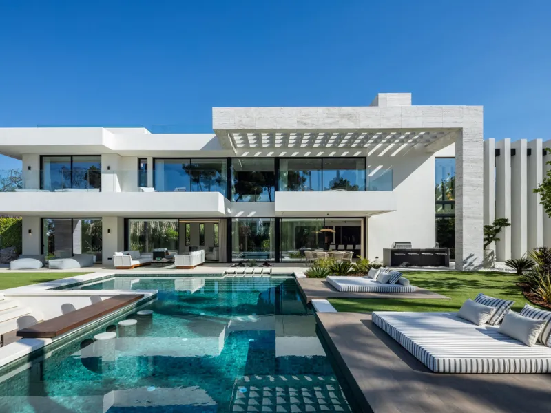 Nestled in the prestigious area of Atalaya de Rio Verde, Nueva Andalucia, Marbella, this luxury villa epitomises elegance and modern living. Boasting an expansive built area of 843m², complemented by a 314m² terrace and set on a generous 1,107m² plot, thi