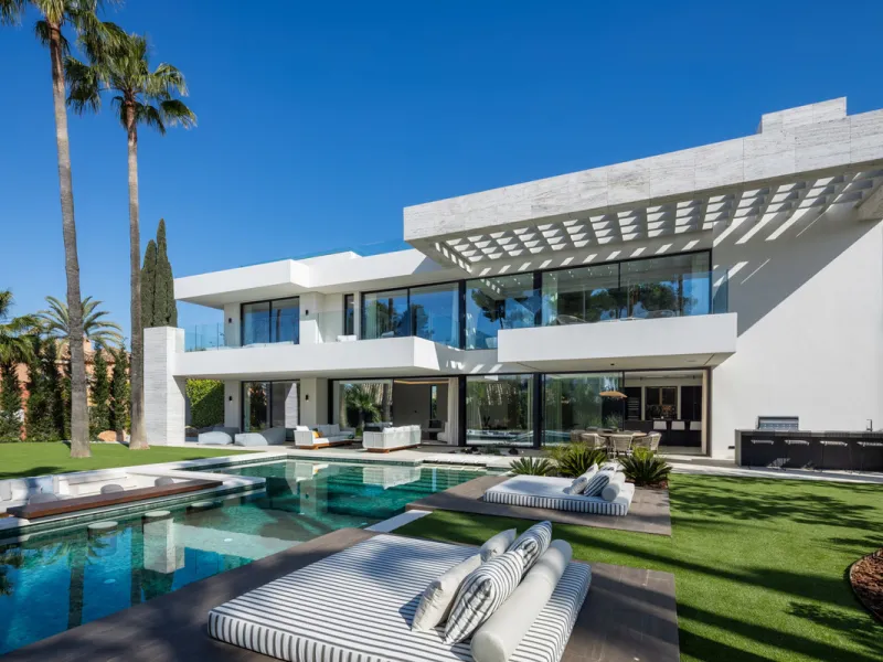 Nestled in the prestigious area of Atalaya de Rio Verde, Nueva Andalucia, Marbella, this luxury villa epitomises elegance and modern living. Boasting an expansive built area of 843m², complemented by a 314m² terrace and set on a generous 1,107m² plot, thi