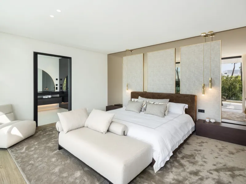 Nestled in the prestigious area of Atalaya de Rio Verde, Nueva Andalucia, Marbella, this luxury villa epitomises elegance and modern living. Boasting an expansive built area of 843m², complemented by a 314m² terrace and set on a generous 1,107m² plot, thi