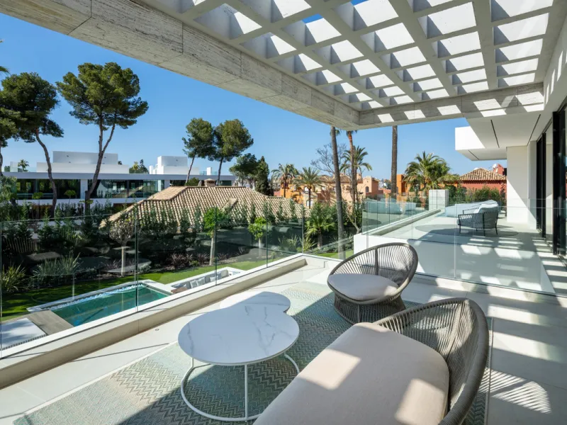 Nestled in the prestigious area of Atalaya de Rio Verde, Nueva Andalucia, Marbella, this luxury villa epitomises elegance and modern living. Boasting an expansive built area of 843m², complemented by a 314m² terrace and set on a generous 1,107m² plot, thi