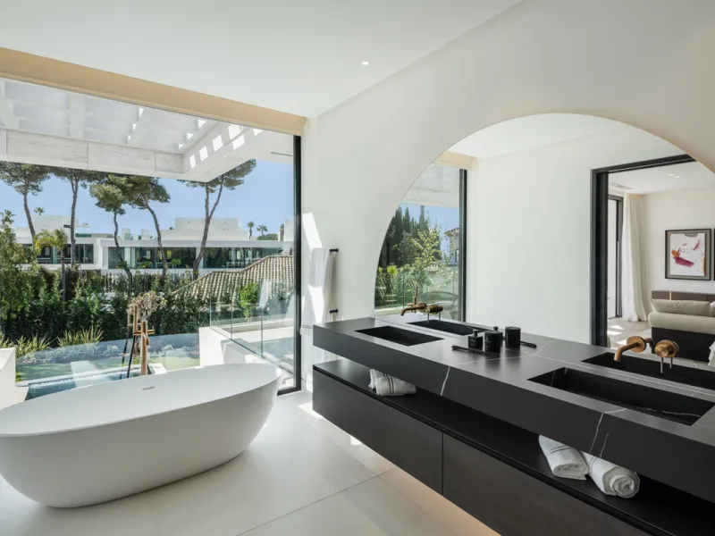 Nestled in the prestigious area of Atalaya de Rio Verde, Nueva Andalucia, Marbella, this luxury villa epitomises elegance and modern living. Boasting an expansive built area of 843m², complemented by a 314m² terrace and set on a generous 1,107m² plot, thi