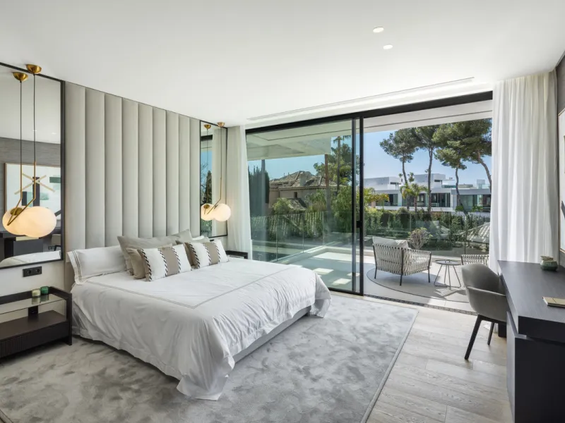 Nestled in the prestigious area of Atalaya de Rio Verde, Nueva Andalucia, Marbella, this luxury villa epitomises elegance and modern living. Boasting an expansive built area of 843m², complemented by a 314m² terrace and set on a generous 1,107m² plot, thi