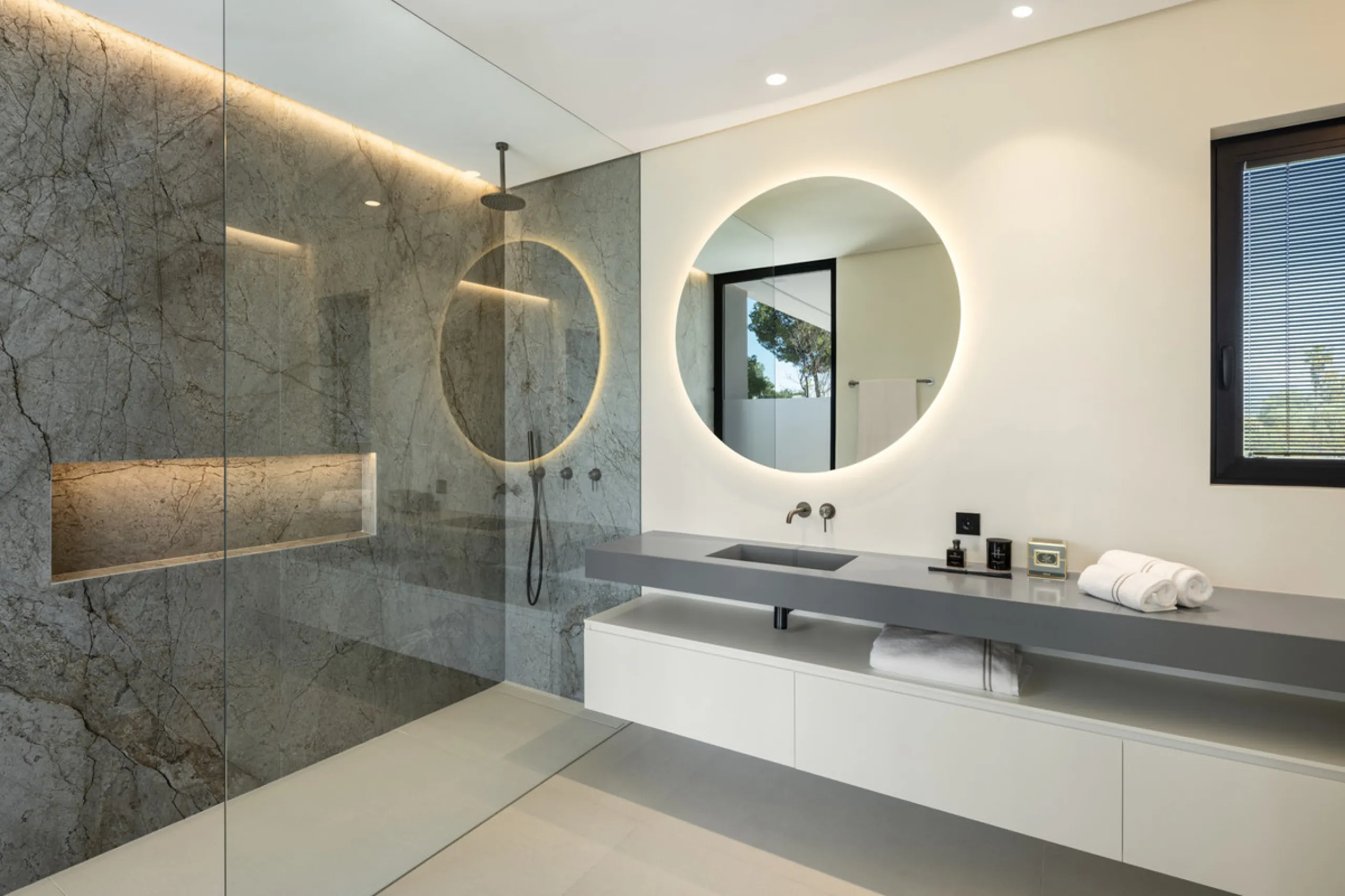 Nestled in the prestigious area of Atalaya de Rio Verde, Nueva Andalucia, Marbella, this luxury villa epitomises elegance and modern living. Boasting an expansive built area of 843m², complemented by a 314m² terrace and set on a generous 1,107m² plot, thi