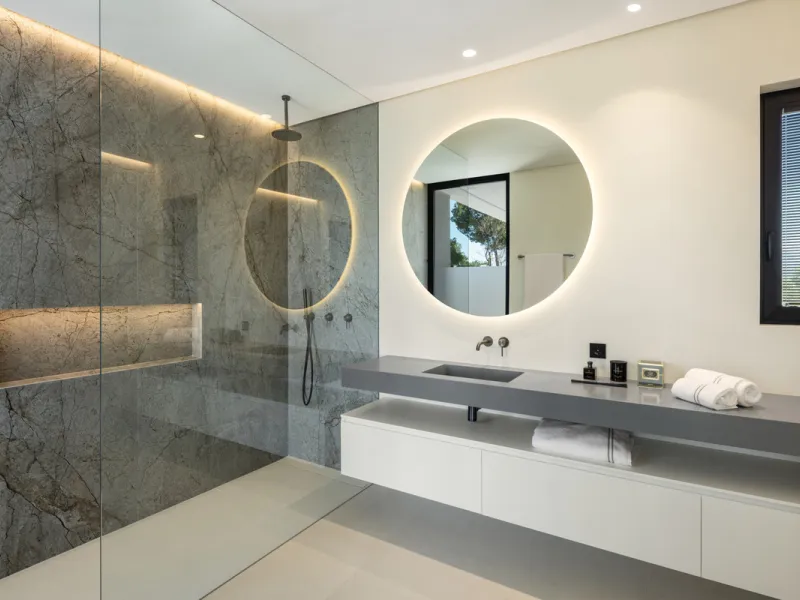 Nestled in the prestigious area of Atalaya de Rio Verde, Nueva Andalucia, Marbella, this luxury villa epitomises elegance and modern living. Boasting an expansive built area of 843m², complemented by a 314m² terrace and set on a generous 1,107m² plot, thi