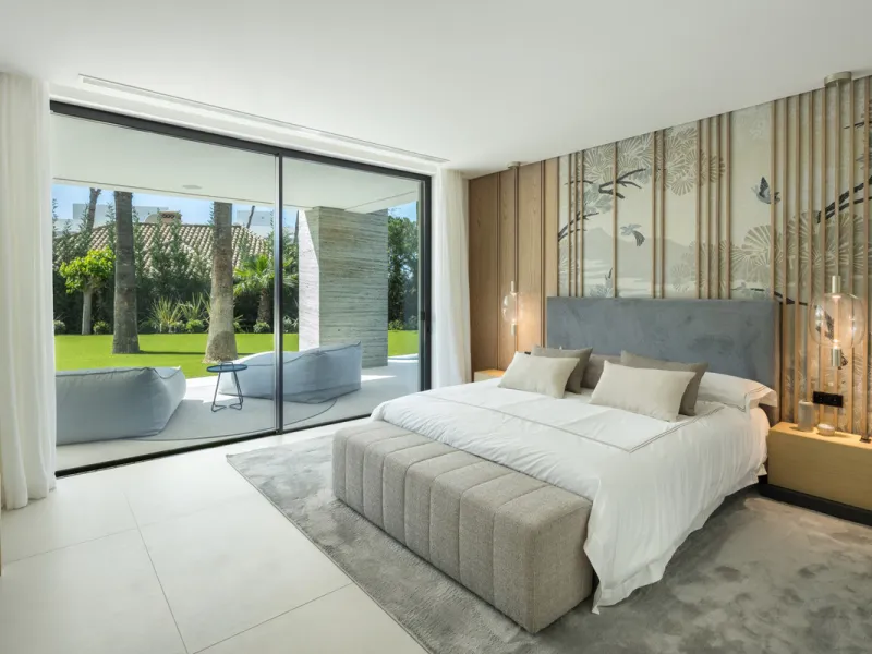 Nestled in the prestigious area of Atalaya de Rio Verde, Nueva Andalucia, Marbella, this luxury villa epitomises elegance and modern living. Boasting an expansive built area of 843m², complemented by a 314m² terrace and set on a generous 1,107m² plot, thi