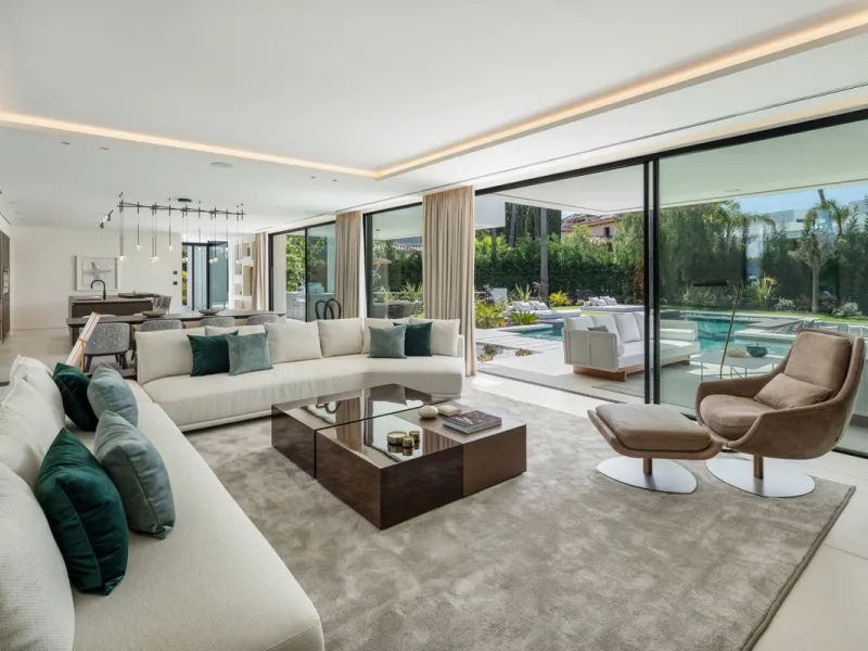 Nestled in the prestigious area of Atalaya de Rio Verde, Nueva Andalucia, Marbella, this luxury villa epitomises elegance and modern living. Boasting an expansive built area of 843m², complemented by a 314m² terrace and set on a generous 1,107m² plot, thi