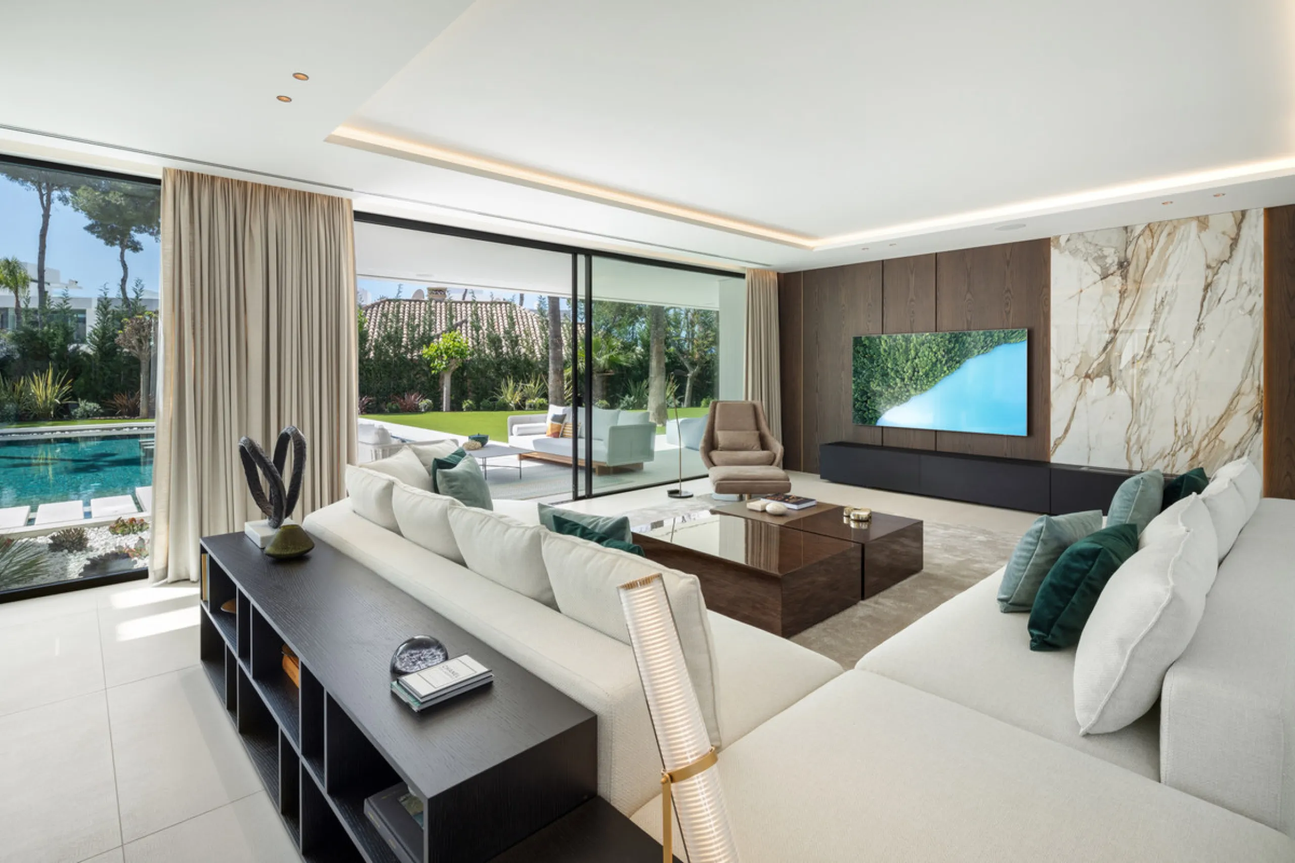 Nestled in the prestigious area of Atalaya de Rio Verde, Nueva Andalucia, Marbella, this luxury villa epitomises elegance and modern living. Boasting an expansive built area of 843m², complemented by a 314m² terrace and set on a generous 1,107m² plot, thi