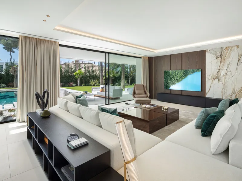 Nestled in the prestigious area of Atalaya de Rio Verde, Nueva Andalucia, Marbella, this luxury villa epitomises elegance and modern living. Boasting an expansive built area of 843m², complemented by a 314m² terrace and set on a generous 1,107m² plot, thi