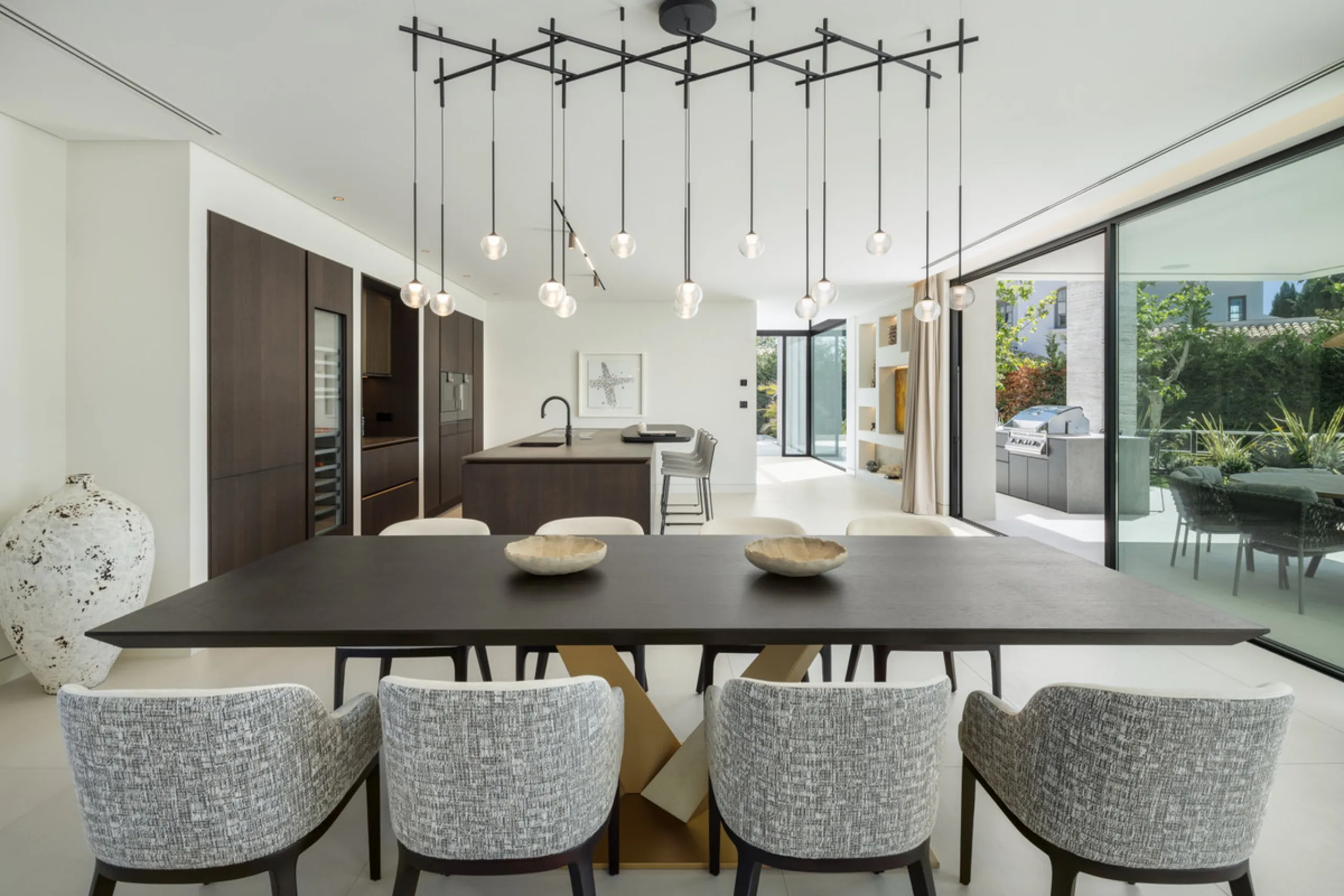 Nestled in the prestigious area of Atalaya de Rio Verde, Nueva Andalucia, Marbella, this luxury villa epitomises elegance and modern living. Boasting an expansive built area of 843m², complemented by a 314m² terrace and set on a generous 1,107m² plot, thi