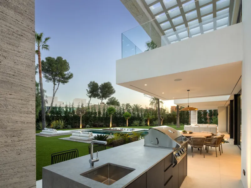 Nestled in the prestigious area of Atalaya de Rio Verde, Nueva Andalucia, Marbella, this luxury villa epitomises elegance and modern living. Boasting an expansive built area of 843m², complemented by a 314m² terrace and set on a generous 1,107m² plot, thi