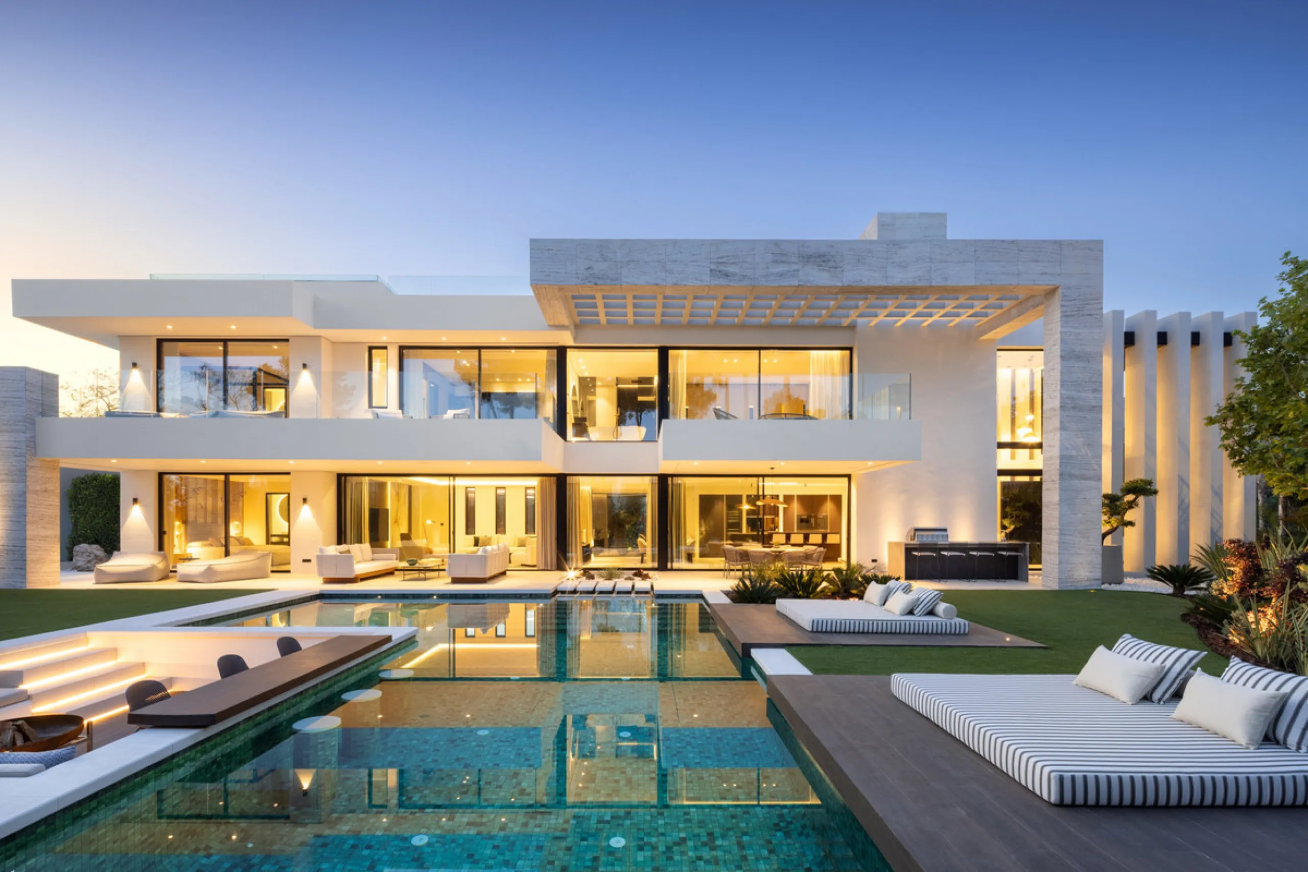 Nestled in the prestigious area of Atalaya de Rio Verde, Nueva Andalucia, Marbella, this luxury villa epitomises elegance and modern living. Boasting an expansive built area of 843m², complemented by a 314m² terrace and set on a generous 1,107m² plot, thi