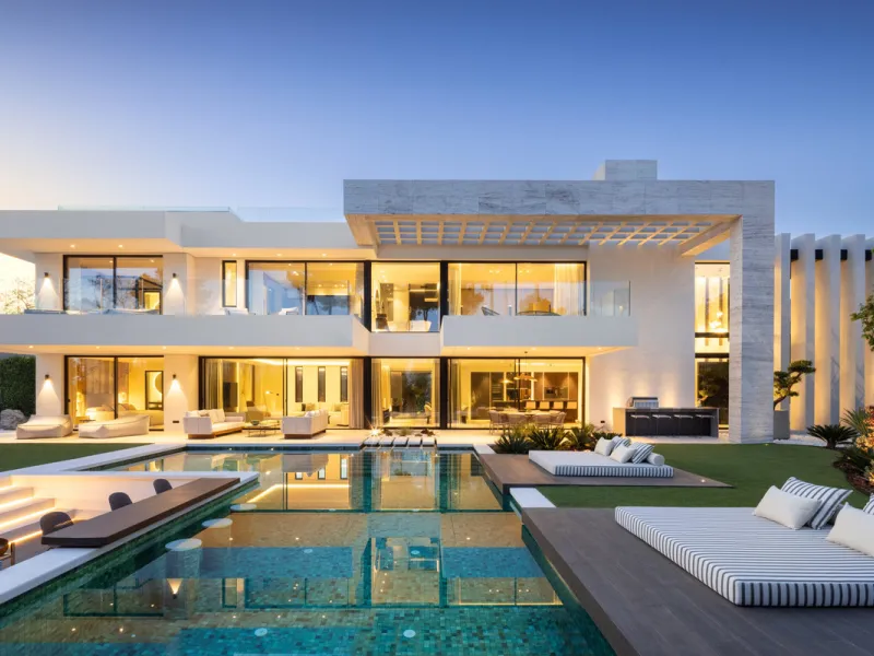Nestled in the prestigious area of Atalaya de Rio Verde, Nueva Andalucia, Marbella, this luxury villa epitomises elegance and modern living. Boasting an expansive built area of 843m², complemented by a 314m² terrace and set on a generous 1,107m² plot, thi