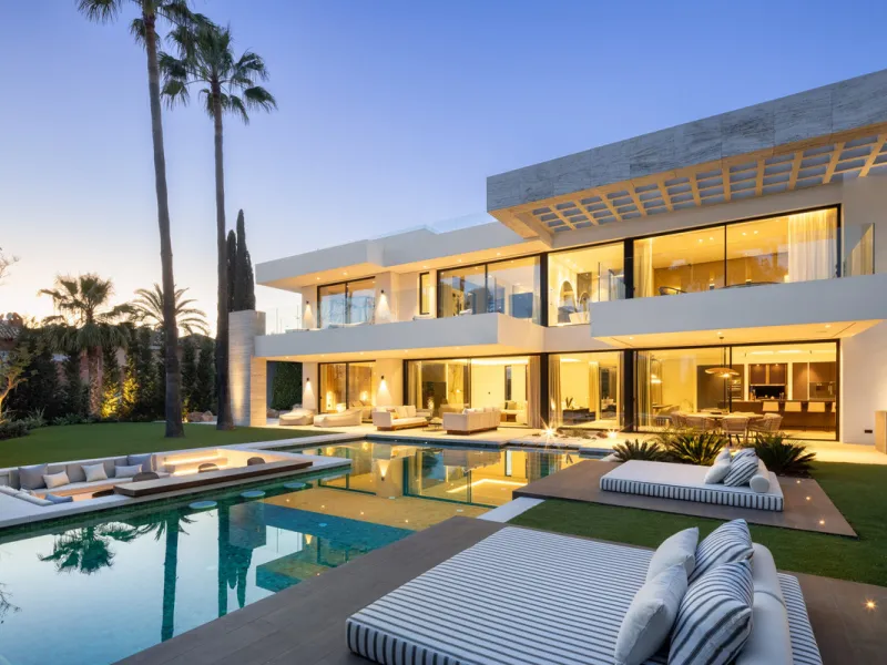 Nestled in the prestigious area of Atalaya de Rio Verde, Nueva Andalucia, Marbella, this luxury villa epitomises elegance and modern living. Boasting an expansive built area of 843m², complemented by a 314m² terrace and set on a generous 1,107m² plot, thi