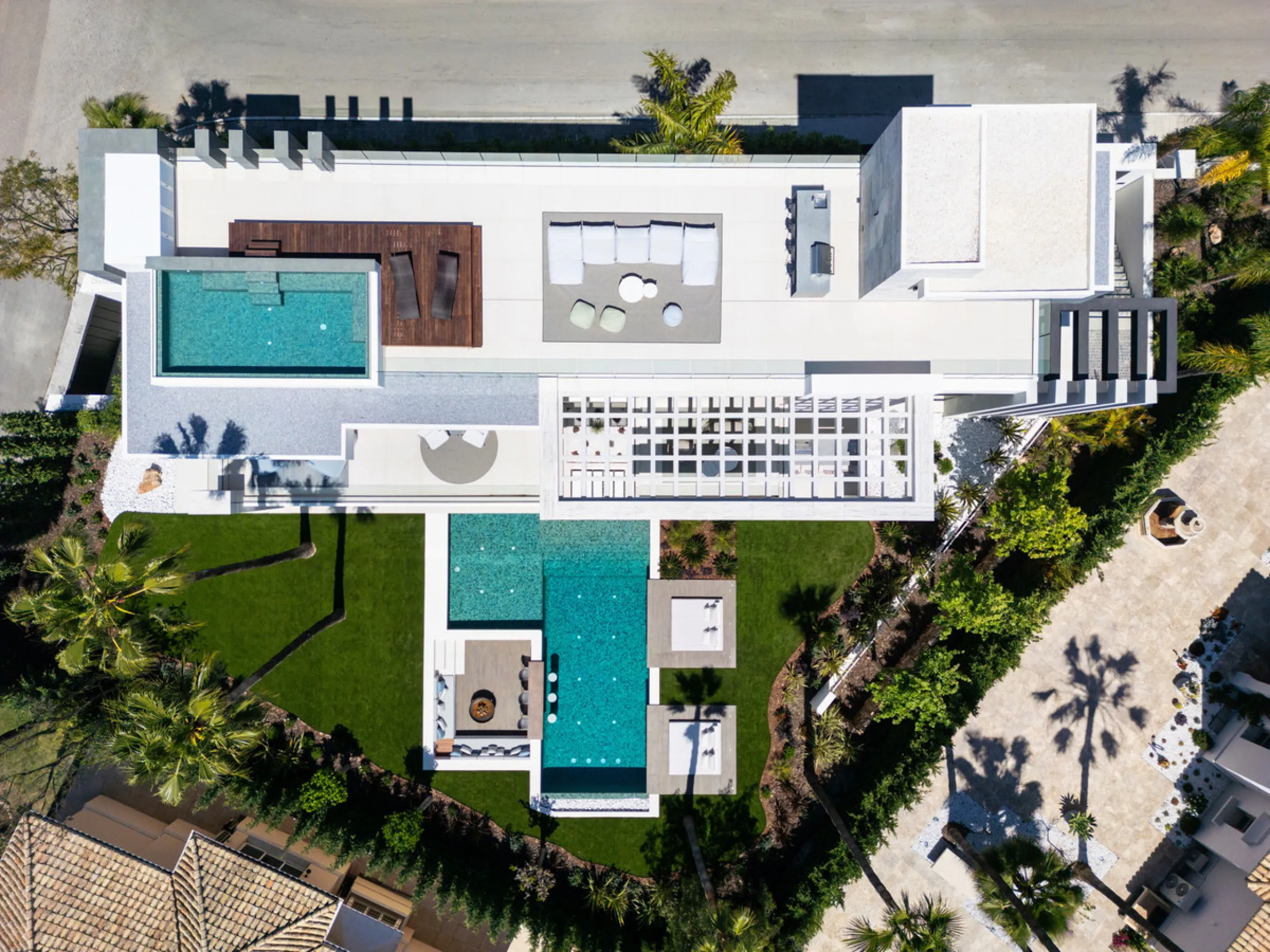 Nestled in the prestigious area of Atalaya de Rio Verde, Nueva Andalucia, Marbella, this luxury villa epitomises elegance and modern living. Boasting an expansive built area of 843m², complemented by a 314m² terrace and set on a generous 1,107m² plot, thi
