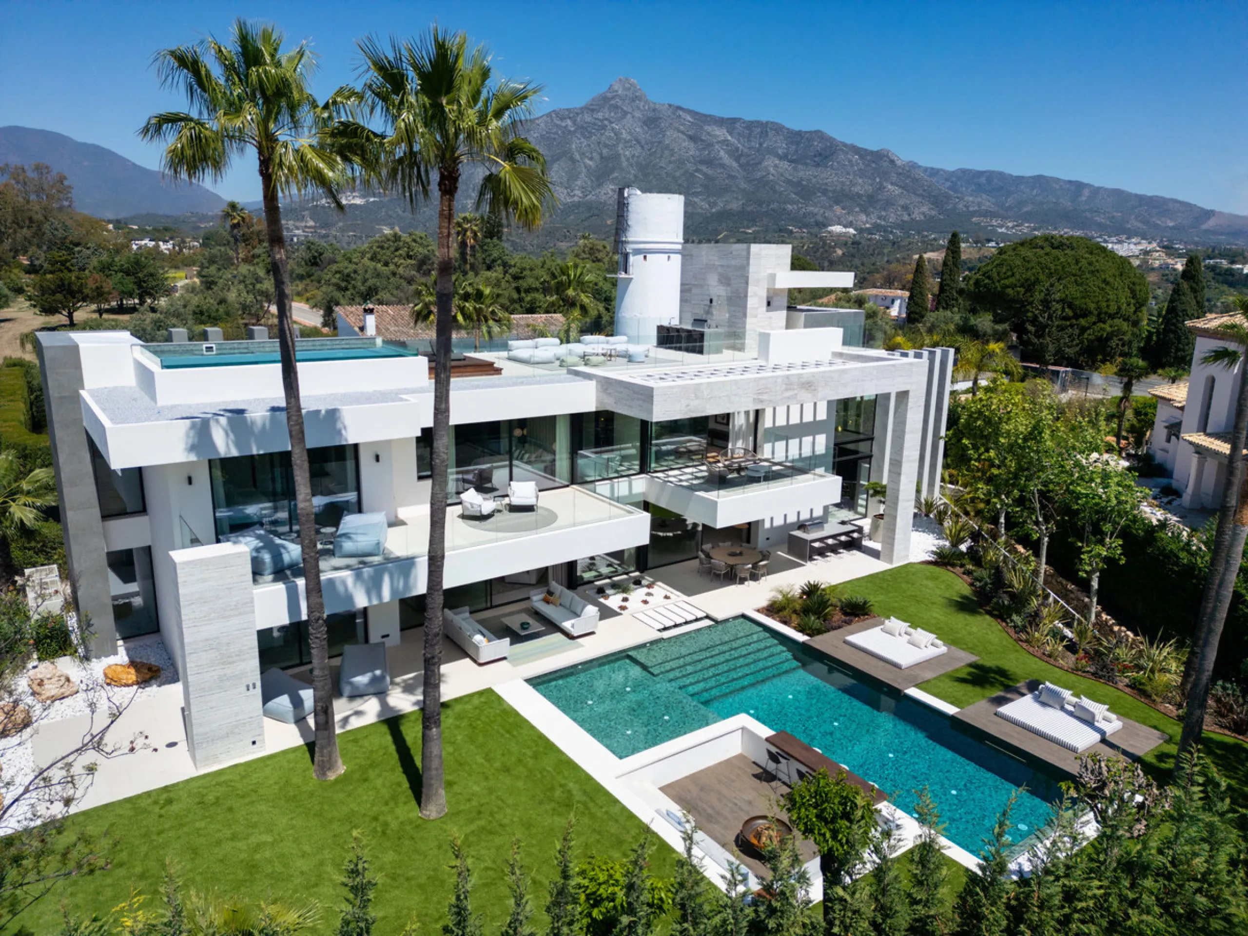 Nestled in the prestigious area of Atalaya de Rio Verde, Nueva Andalucia, Marbella, this luxury villa epitomises elegance and modern living. Boasting an expansive built area of 843m², complemented by a 314m² terrace and set on a generous 1,107m² plot, thi