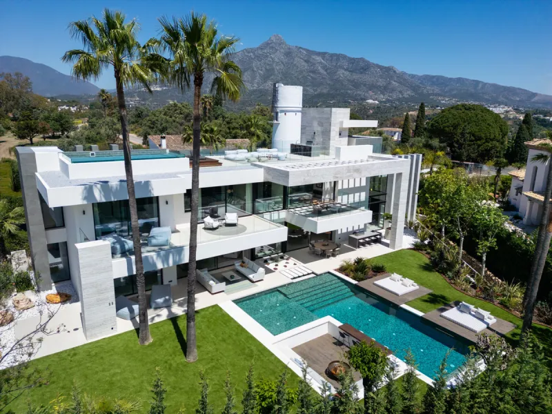 Nestled in the prestigious area of Atalaya de Rio Verde, Nueva Andalucia, Marbella, this luxury villa epitomises elegance and modern living. Boasting an expansive built area of 843m², complemented by a 314m² terrace and set on a generous 1,107m² plot, thi