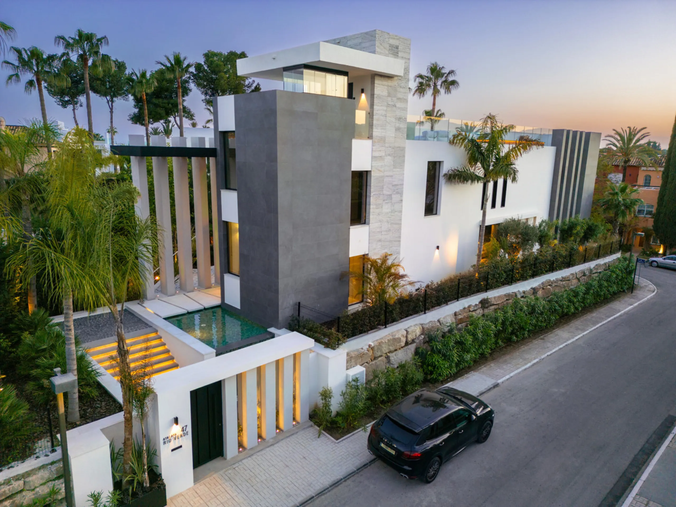 Nestled in the prestigious area of Atalaya de Rio Verde, Nueva Andalucia, Marbella, this luxury villa epitomises elegance and modern living. Boasting an expansive built area of 843m², complemented by a 314m² terrace and set on a generous 1,107m² plot, thi