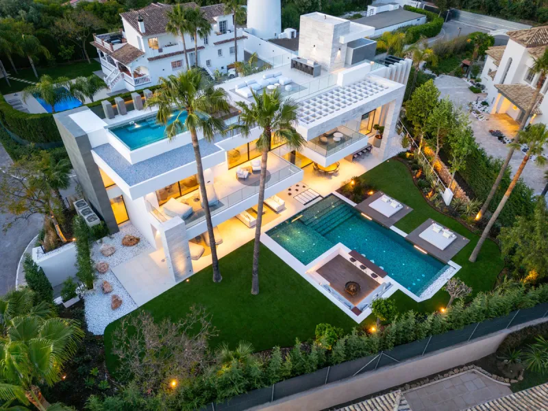 Nestled in the prestigious area of Atalaya de Rio Verde, Nueva Andalucia, Marbella, this luxury villa epitomises elegance and modern living. Boasting an expansive built area of 843m², complemented by a 314m² terrace and set on a generous 1,107m² plot, thi