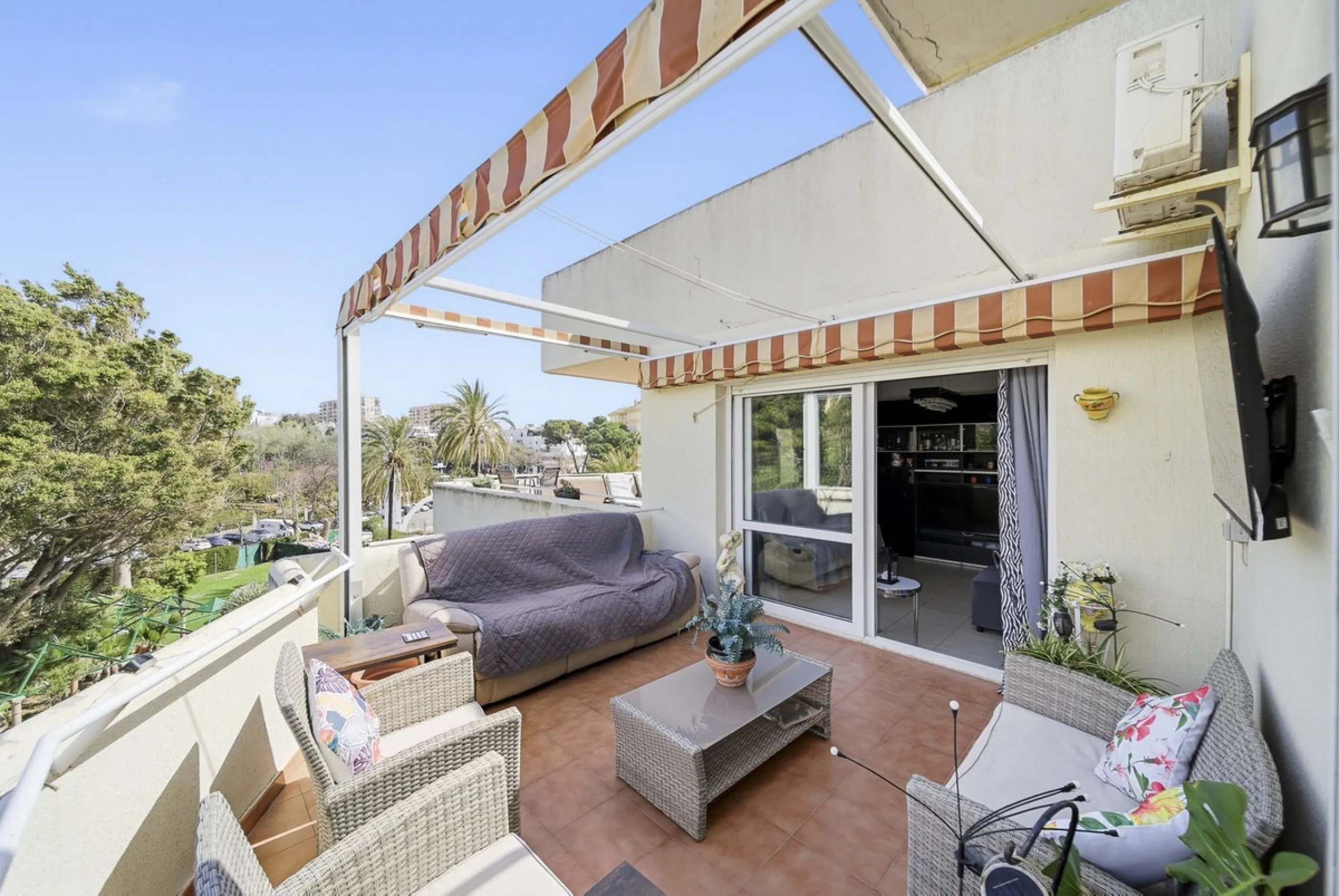 Stunning 1 Bedroom Apartment with Spectacular Sea & Pool Views in the Iconic Benalbeach Complex