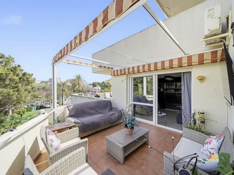 Stunning 1 Bedroom Apartment with Spectacular Sea & Pool Views in the Iconic Benalbeach Complex