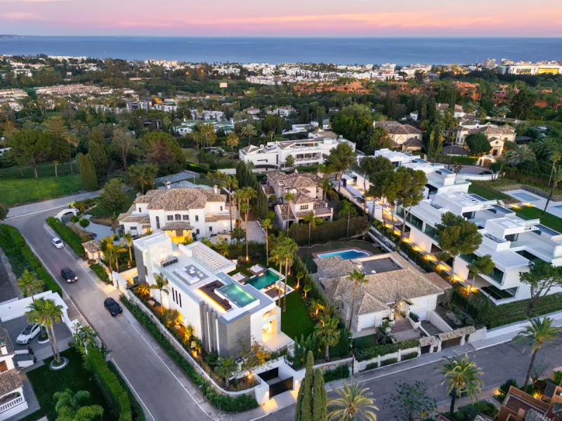 Nestled in the prestigious area of Atalaya de Rio Verde, Nueva Andalucia, Marbella, this luxury villa epitomises elegance and modern living. Boasting an expansive built area of 843m², complemented by a 314m² terrace and set on a generous 1,107m² plot, thi