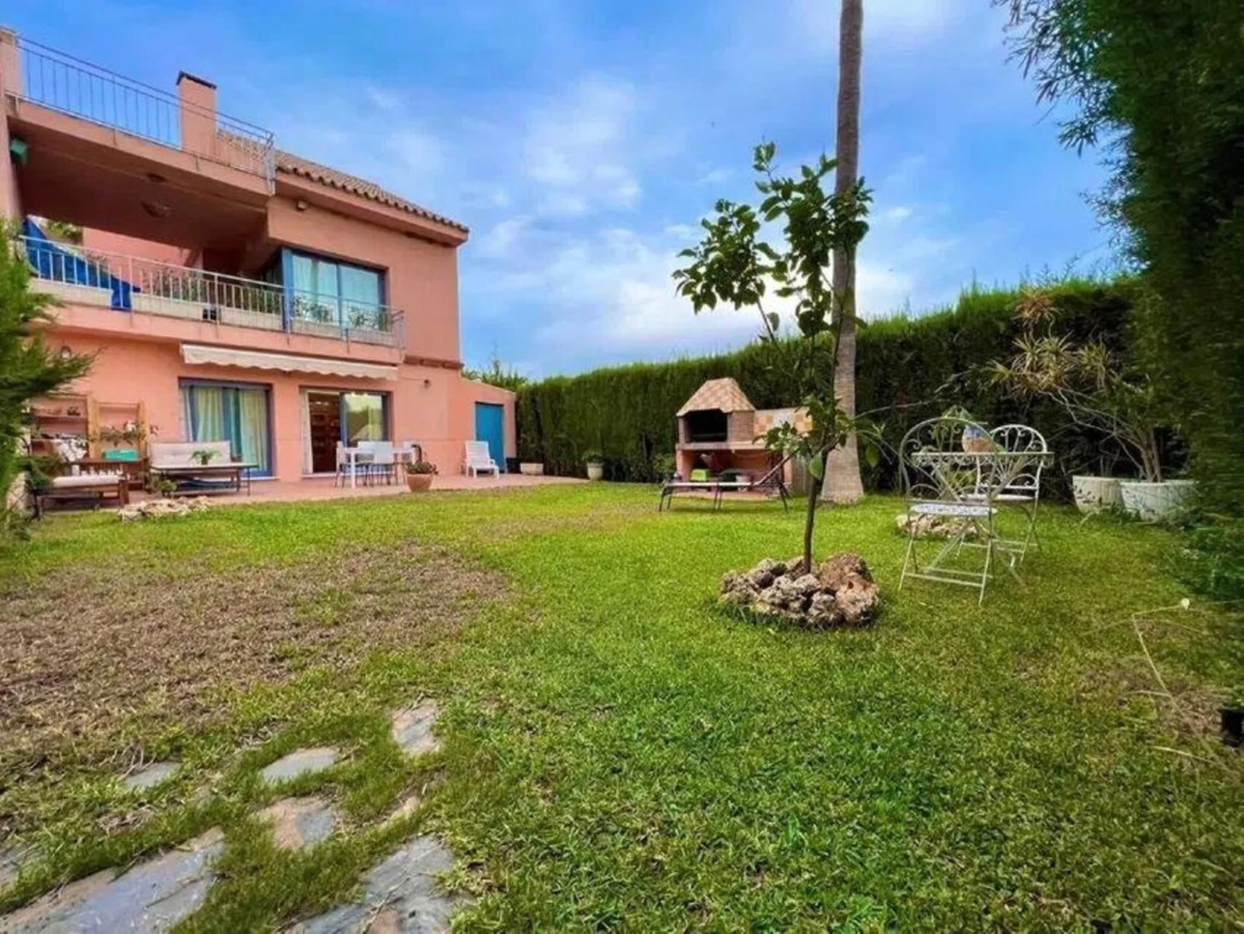 Discover this fantastic 5-bedroom, 3-bathroom townhouse, located in a recently whitewashed residential complex that offers a well-maintained, bright, and distinctly Mediterranean atmosphere.