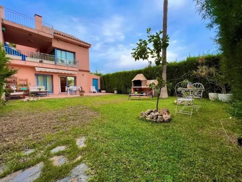 Discover this fantastic 5-bedroom, 3-bathroom townhouse, located in a recently whitewashed residential complex that offers a well-maintained, bright, and distinctly Mediterranean atmosphere.