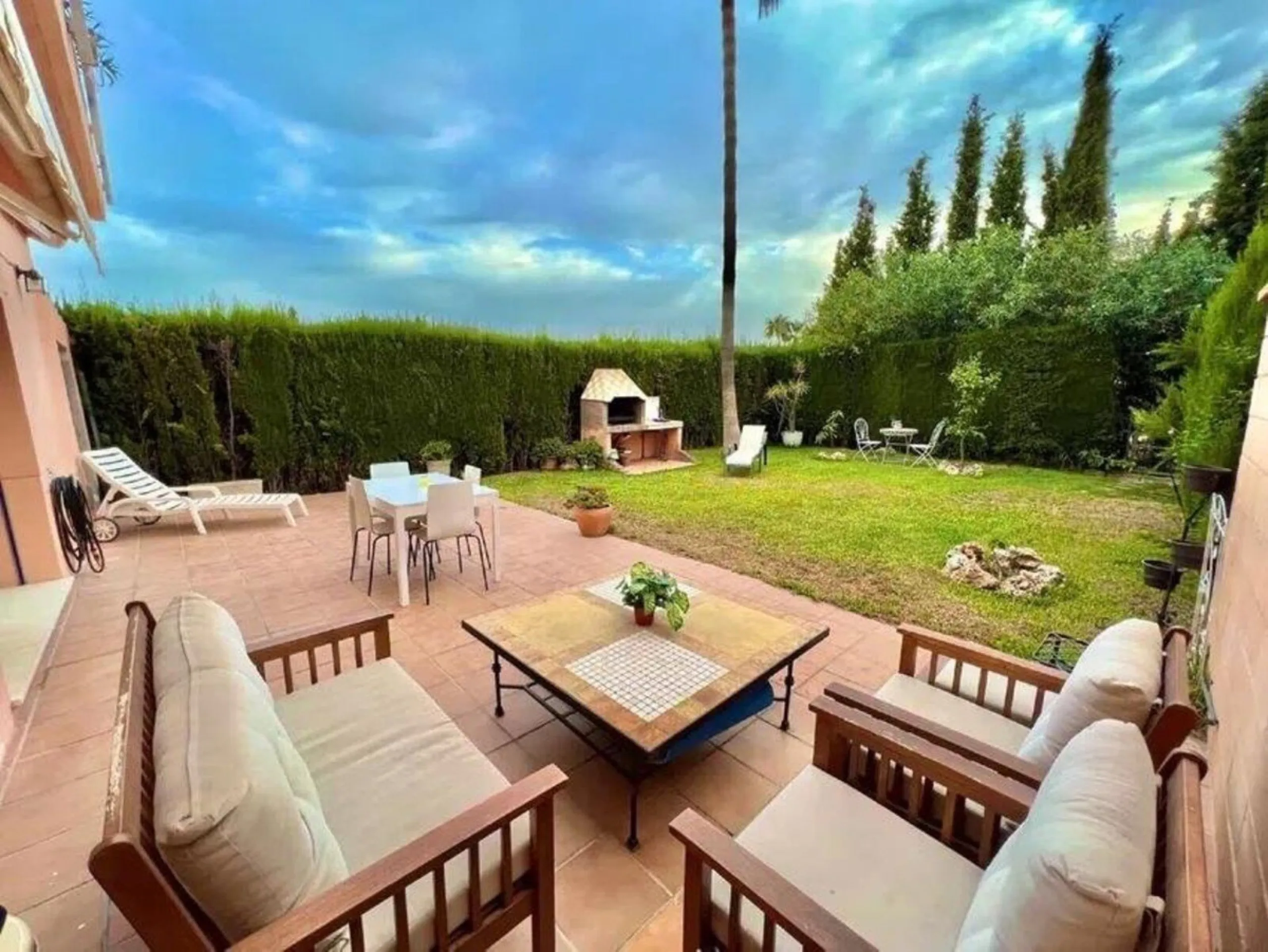 Discover this fantastic 5-bedroom, 3-bathroom townhouse, located in a recently whitewashed residential complex that offers a well-maintained, bright, and distinctly Mediterranean atmosphere.